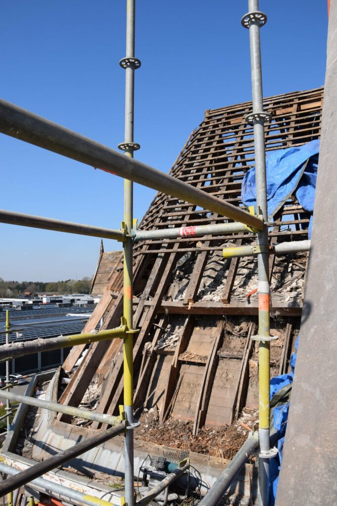 
												Claes dakwerken renovatie kerk